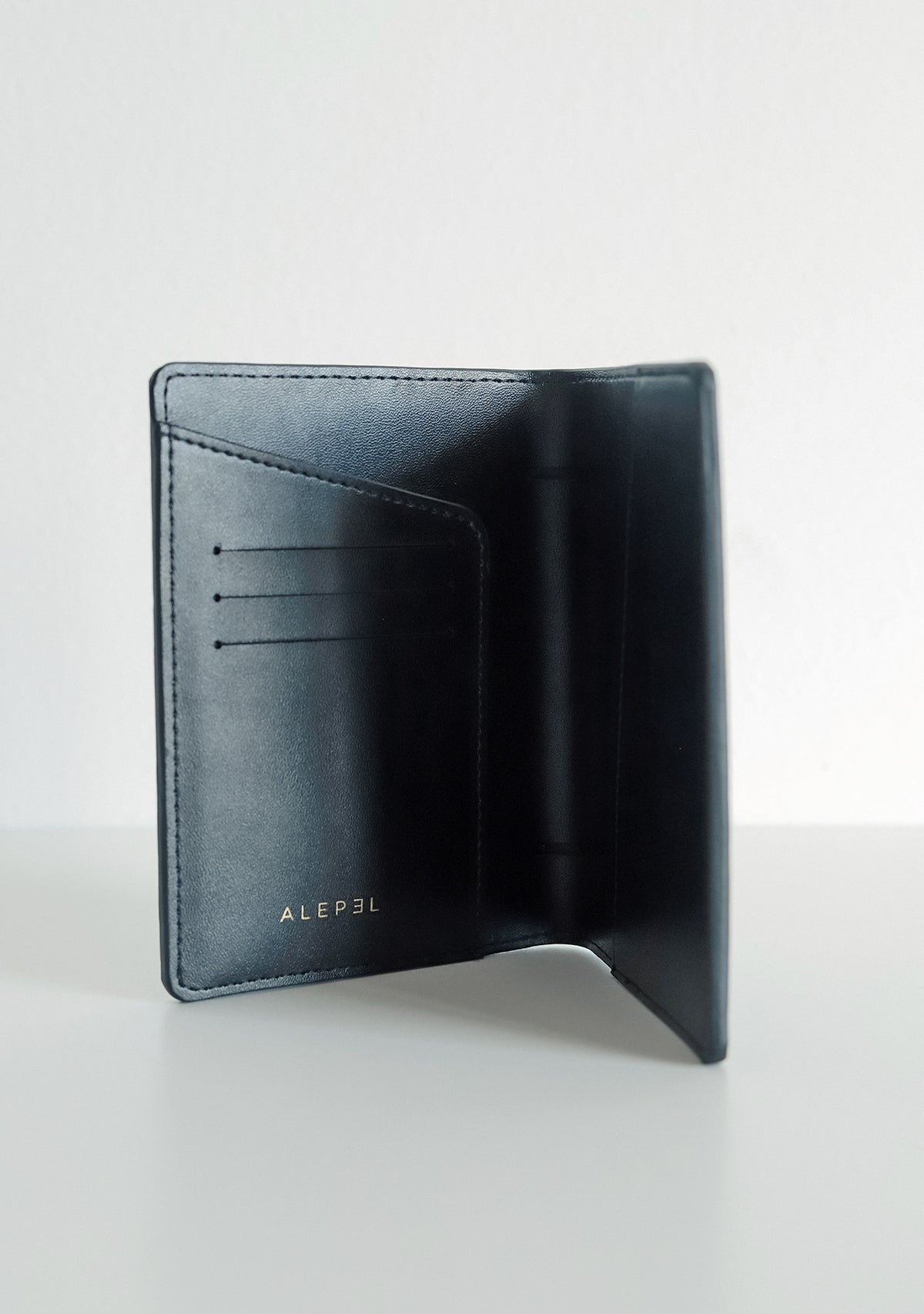 Pampa Leaves Passport Holder